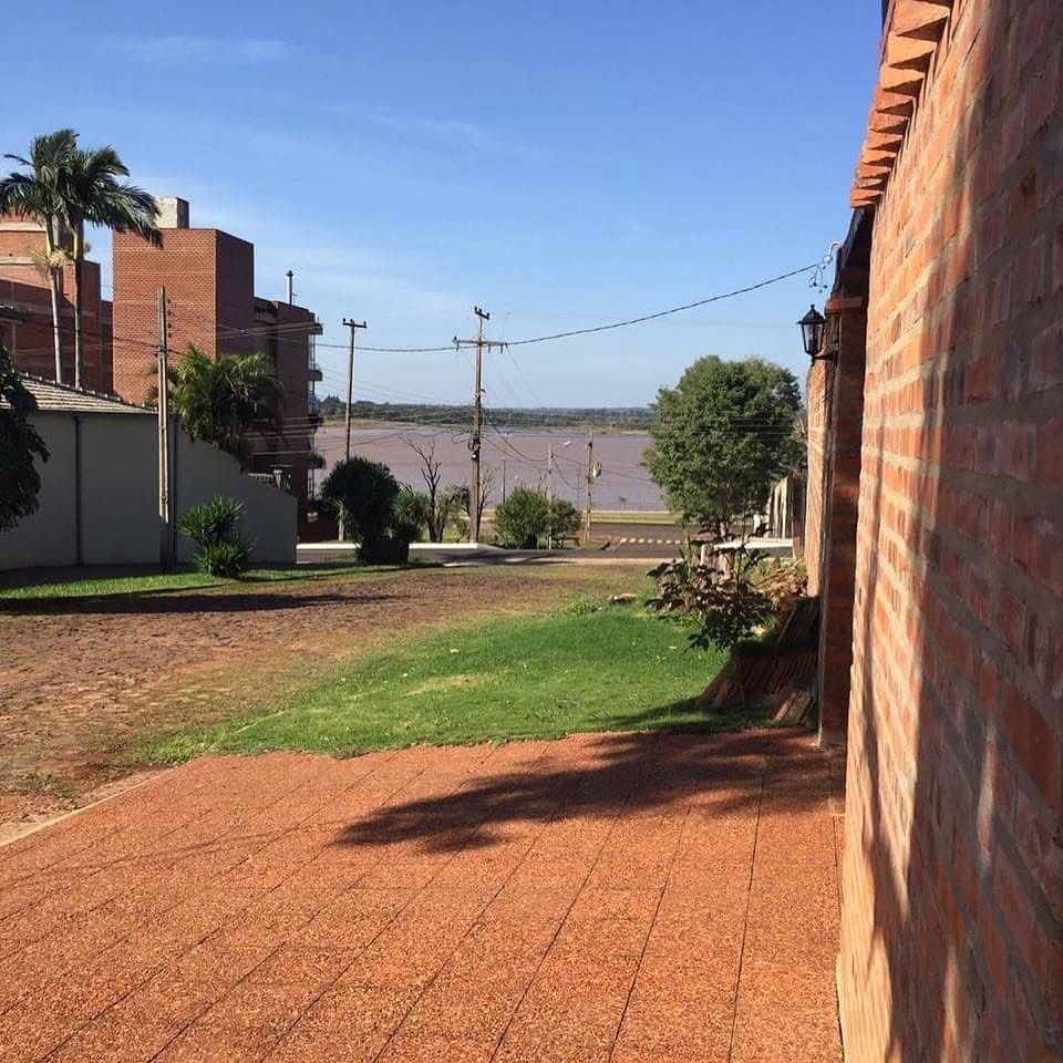 Casa en Venta 400 m² | 3 Dormitorios, 3 Baños, Quincho y Vista al Río - USD 220.000 2