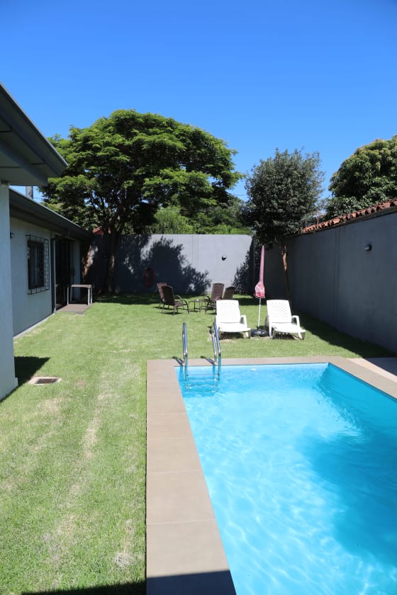 CASA MODERNA CON PISCINA Y QUINCHO — Casa en Encarnación, Maria Auxiliadora